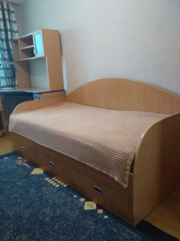 3 х спальная кровать: Продаю кровать, в отличном состоянии, размер 2м×0,95 (полуторка)