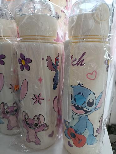 plastik qablar: Stitch temalı uşaq su qabı - Həcmi: təxminən 500–700 ml (uzun, dar — 2