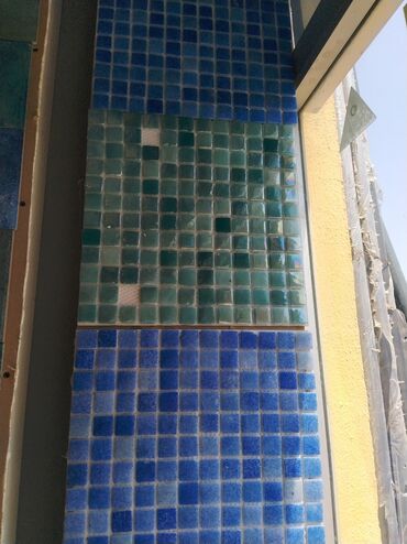 Kafel və metlax: Göy və yaşıl rənglərin çalarları ilə kiçik kvadrat formalı mozaika