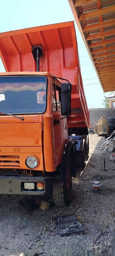 фронтальный погрузчик 3 кубовый: Самосвал КАМАЗ, оранжевого цвета, 6x4. Основные характеристики: - — 3