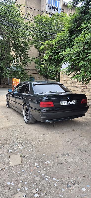 bmw e38: BMW 7 Series E38 sedan - Kuzov: qara rəng, klassik E38 dizaynı, ön və — 7