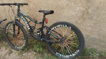 Elektrik velosipedlər: STRIM markalı, qara rəngli dağ velosipedi. Qara çərçivə, ön və arxa