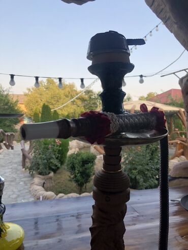 Toy paltarları və aksesuarları: Bu, taxta gövdəli, mürəkkəb oyma detalları olan qəlyan təklifidir