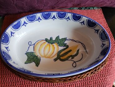 Činije: Porcelanska nova cinija-posuda sa korpom. Visina. 6cm. Duzina — 4