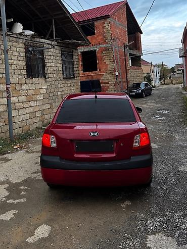 90 fa 373: Kia Rio: 1.4 l | 2010 il Sedan — 1