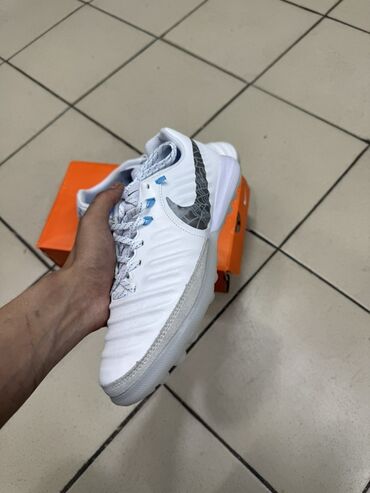 Кроссовки и спортивная обувь: Белые футбольные бутсы Nike с рифленой поверхностью и серым логотипом at lalafo.kg Кроссовки и спортивная обувь: Белые футбольные бутсы Nike с рифленой поверхностью и серым логотипом