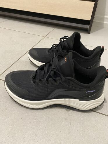 мужские кроссовки лининг: Кроссовки Li-Ning черного цвета с белой подошвой – универсальный выбор