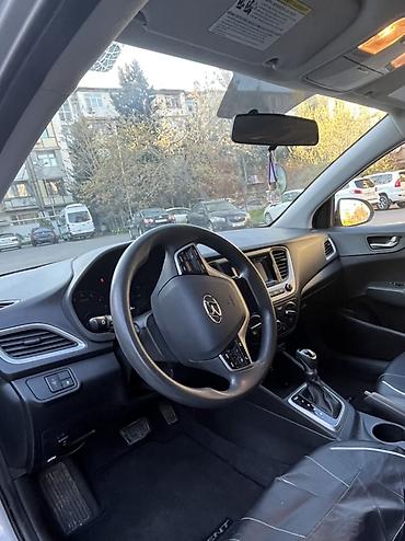 accent: Hyundai Accent sedan – gümüş rəng Əsas xüsusiyyətlər: - Kuzov: 4 — 5