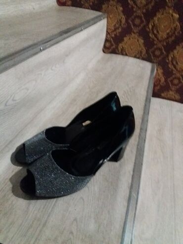 Туфли: Продаю женские туфли очень красивая вечерняя на 42. 42 размер г Кант