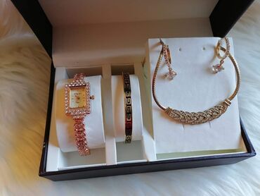 Setovi nakita: Cena 2100din
Bez kutije ide — 6