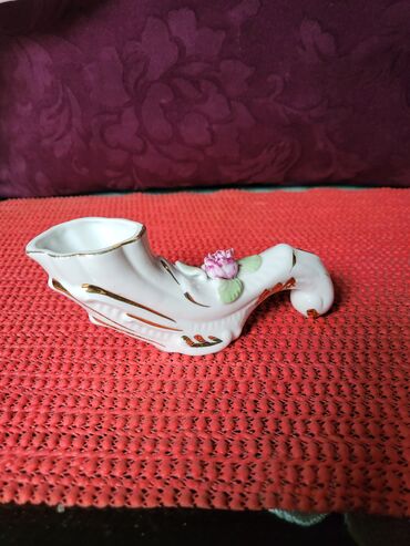 Ostali kućni dekor: Figura nova tkz opanak,Zajecar porcelan 70te. Figura,vazica nova — 2