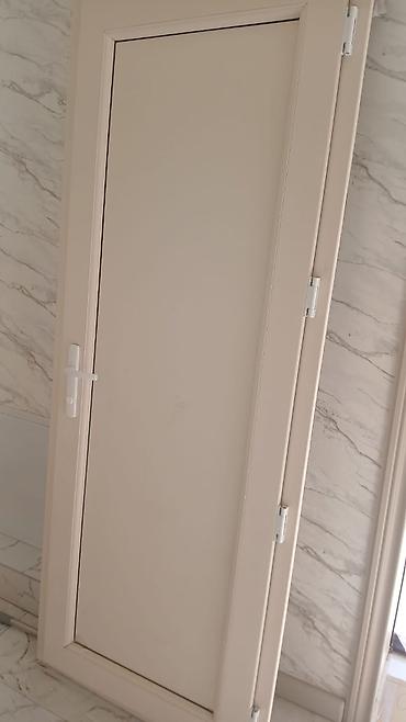 PVC qapı – bej rəngdə, sadə və modern dizayn. - Material: PVC