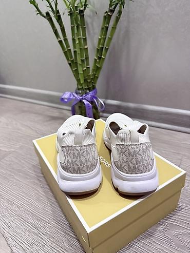 krossovka: Michael Kors qadın slip-on idman ayaqqabısı. Ağ rəngli, nəfəsalan tor — 2