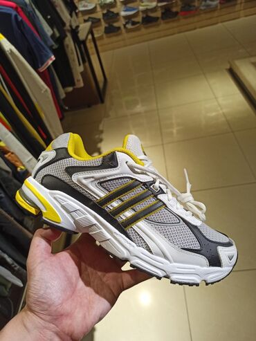 волейбольный кроссовки асикс бишкек цена: Оригинальные кроссовки Adidas 
размер 40.5
летние