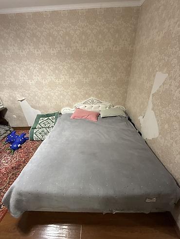 Кровати: Двуспальная кровать с мягким изголовьем и матрасом. - Размер — 1