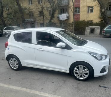 купить авто в рассрочку: Chevrolet Spark: 2015 г., 1 л, Вариатор, Бензин, Хетчбек