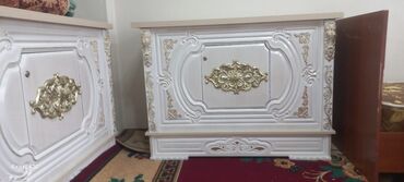 кроватный столик: Элегантная прикроватная тумба в классическом стиле, выполненная в