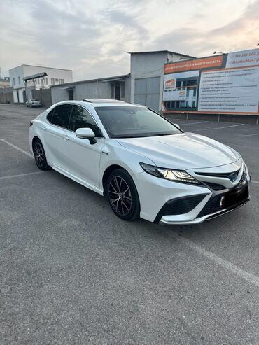 срочно продам авто в связи с переездом: Toyota Camry: 2022 г., 2.5 л, Вариатор, Гибрид, Седан