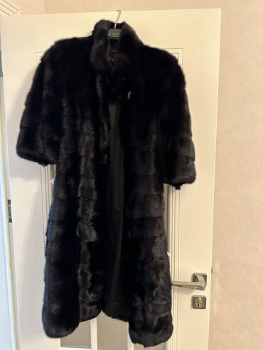kürkler: Femina xəz. 2400 manata alınıb, 1000 manata satılır. Ölçü:M. Real