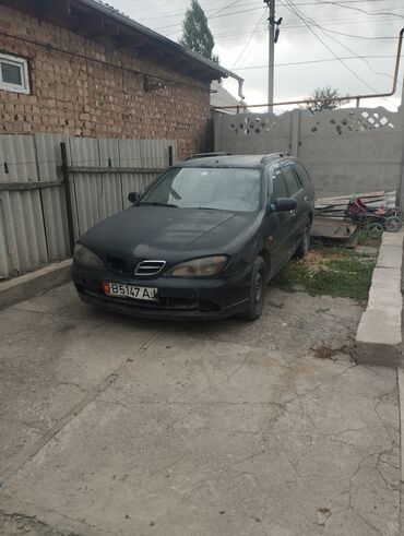 антена на авто: Универсал Nissan Primera черного цвета с рейлингами на крыше, что