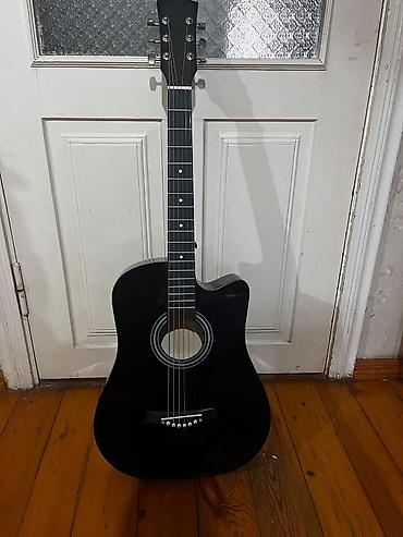 gitara akustik: Akkustik gitara – qara rəng, kəsik korpus (cutaway) dizaynı — 1
