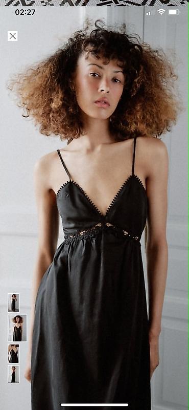 karol basic: Crna midi haljina na tanke bretele - Model: slip/midi kroj sa V — 3
