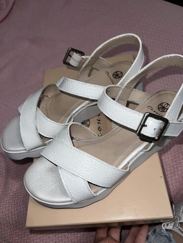 обувь жордан: Продаю сандали эконика женские 37 размер. Покупали за 15000 отдам за
