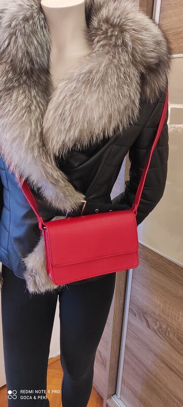 torbica nova: PIECES nova crvena torbica, dugačak podesivi kaiš. 
20cm X 24cm X 5cm