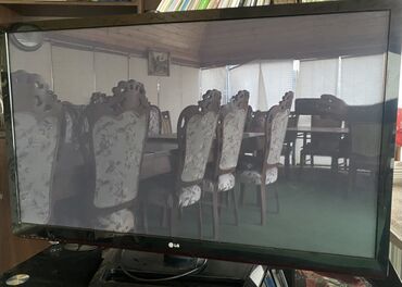 Monitorlar: Şəkillərdə LG monitoru göstərilir. Qara çərçivəli bu monitor geniş