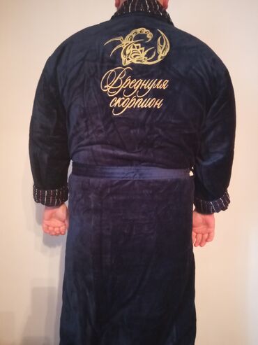 мужской халат бишкек: Продаю новый халат мужской.темно-синий велюр.турецкий.размер