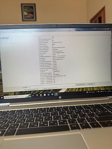 hp monoblok: HP noutbuk (gümüşü rəng). Üst qapaqda HP loqosu və dekorativ stikerlər — 5