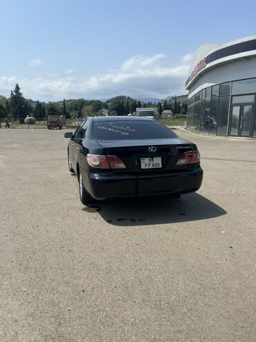 Lexus: Lexus ES 300 modeli. Klassik sedan dizaynı və dörd qapılı korpusu ilə — 4