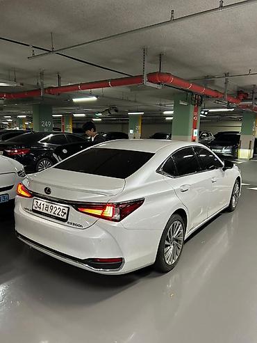lexis is: Lexus ES: 2021 г., Автомат, Гибрид, Седан — 1