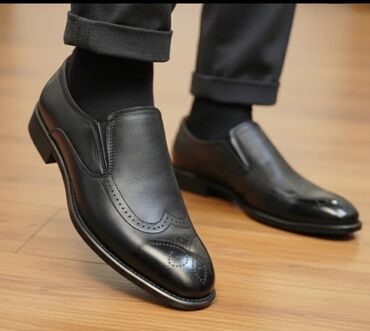 göz qaş dodaq üçün karandaşlar: Klassik kişi loaferləri – qara rəng, dəridən. Üst hissə hamar və xırda