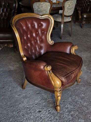 Stilske fotelje: Klasična fotelja od pune kože sa drvenim ramom - Tip: duboka salonska — 2