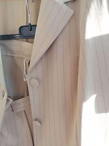 Ženski komplet – sako i pantalone, bež boje sa finim vertikalnim