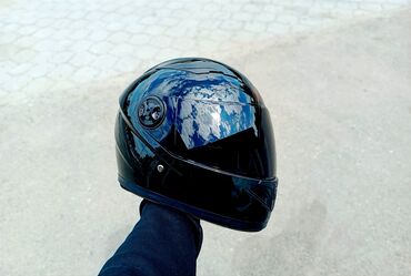 мотороллер с кузовом: Чёрный Шлем с чёрным стеклом Визор тонированный лица не видно