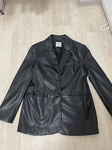 Ženski sako od eko kože – Bershka - Model: klasičan blejzer sa