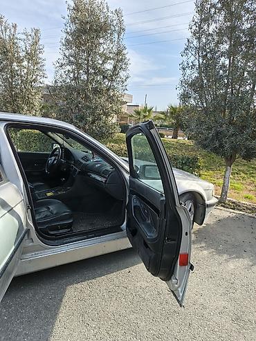 bmw f10 lip: BMW 7 Series sedan (E38), gümüş rəngli, 4 qapılı, arxa ötürücülü — 8