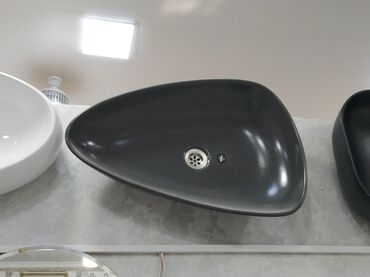 hamam kabini: Qara rəngli üstdən quraşdırılan lavabo - Forma: yumşaq künclü