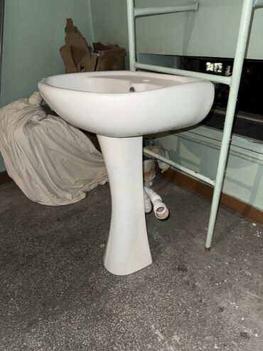 пьедесталом раковина с: Ванна үчүн раковина, Өзгөчөлүктөрү: Жылтырак, Сүйрү формасы, Материалы: Керамика