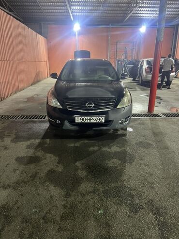 аренда авто с последующим выкупом бишкек: Ön hissəsində Nissan loqosu olan tünd rəngli sedan avtomobil
