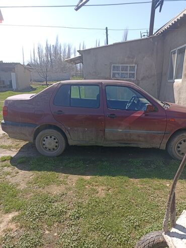 футболка с: Volkswagen Vento: 1994 г., 2 л, Механика, Бензин, Седан