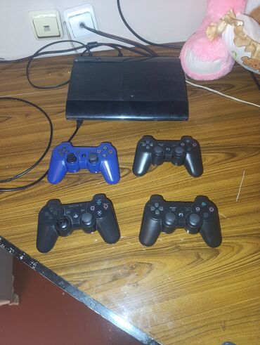 PS3 (Sony PlayStation 3): Psl 3 satilir 4 pult usdunde icinde oyun coxdu futbol . mortol kombot