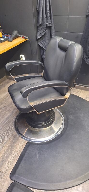 парикмахерская оборудование: Барберское кресло.
В идеальном состоянии,все механизмы работают!