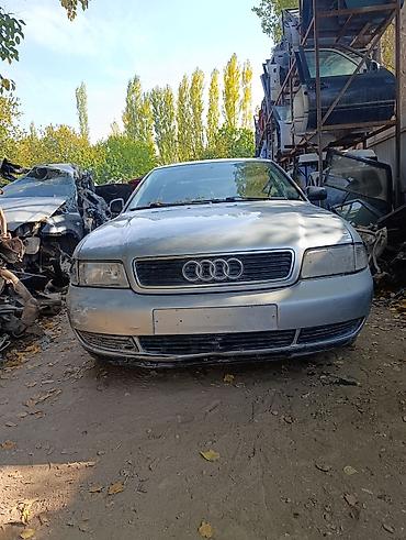 динамик на сабвуфер: Audi A4 B5, седан, серебристый цвет. Бензиновый атмосферный двигатель — 1