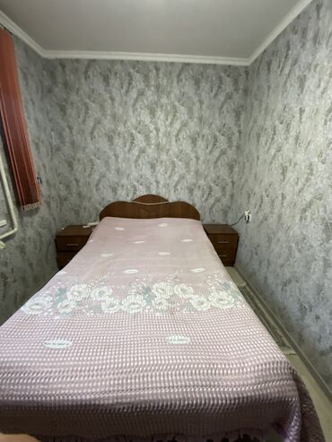 Двуспальные кровати: Продаю спальный гарнитур Б/у, в отличном состоянии, очень аккуратный и