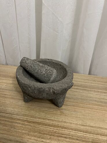 tamet daslar: Təbii daşdan hazırlanmış üçayaqlı havan və dəstək (əl üyüdəni) dəsti