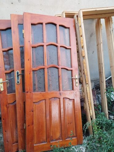 Furnitura və aksessuarlar: Daxili istifadə üçün nəzərdə tutulmuş şam qapılar. Hər bir qapı