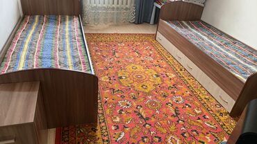доски для кровати: Две односпальные кровати с деревянным каркасом и изогнутыми